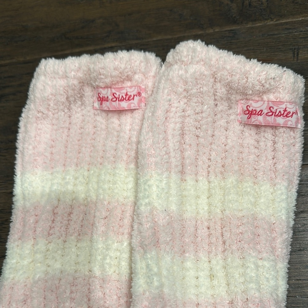 Relax in NWOT Spa Sister Pink and White Spa Socks